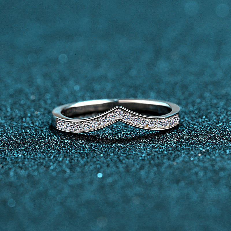TUTELLA V Star-Band 0.12ct Moissanite Engagement Ring Excellent Cut